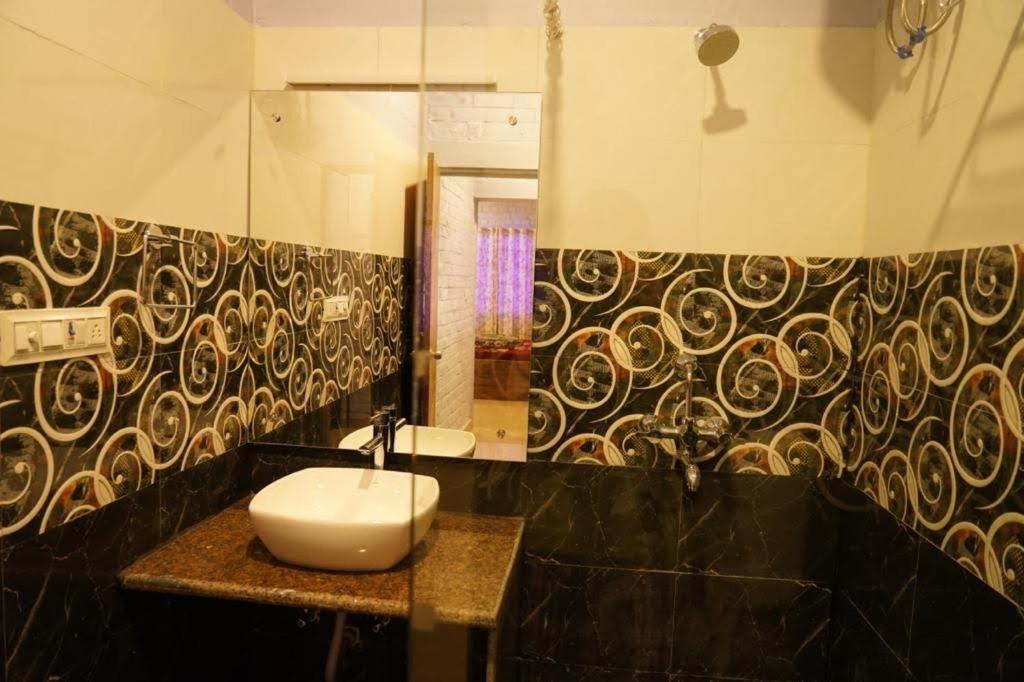 Brick Field Hotel Варанаси Екстериор снимка