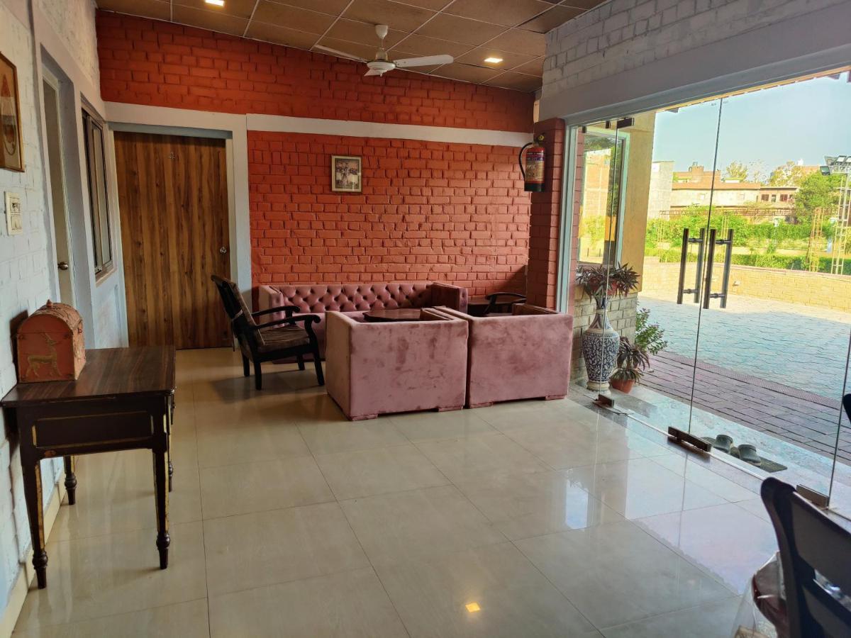 Brick Field Hotel Варанаси Екстериор снимка