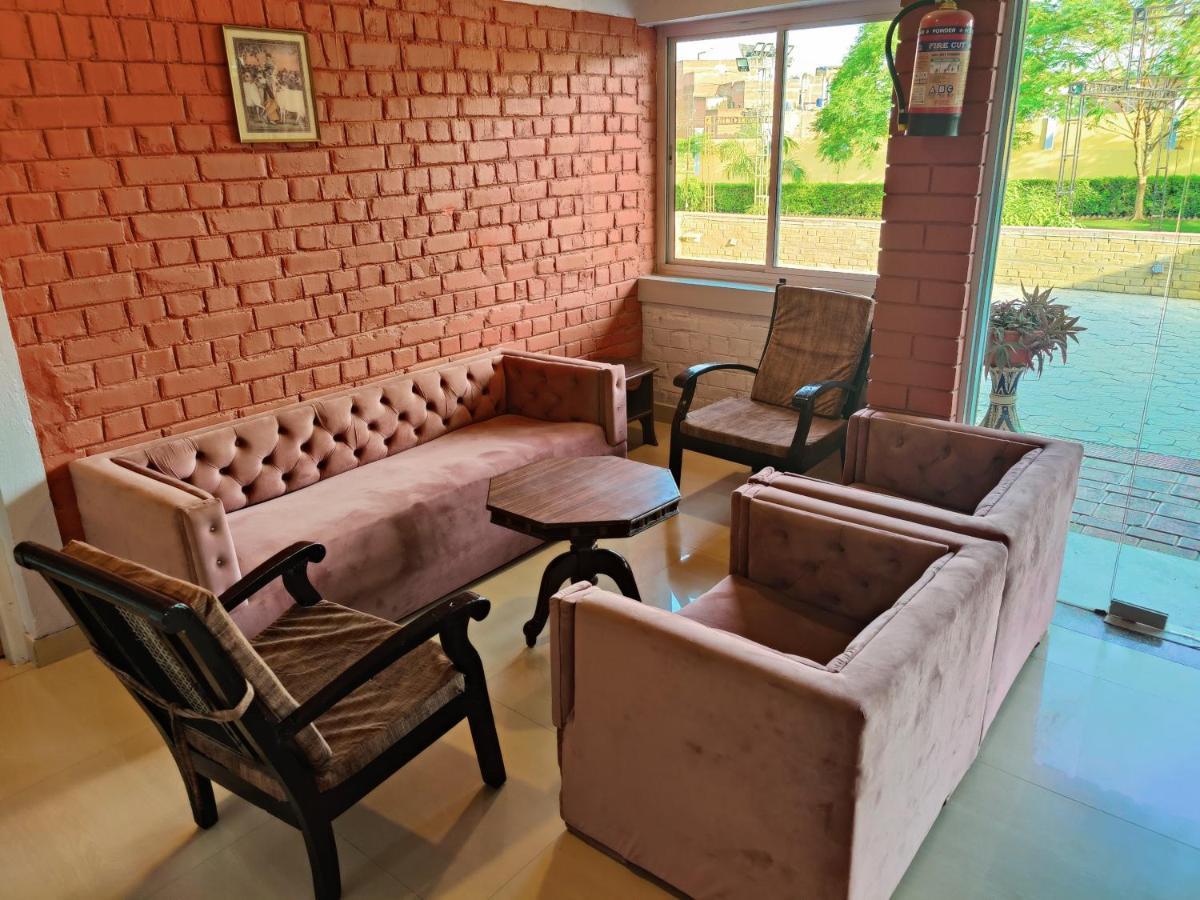 Brick Field Hotel Варанаси Екстериор снимка