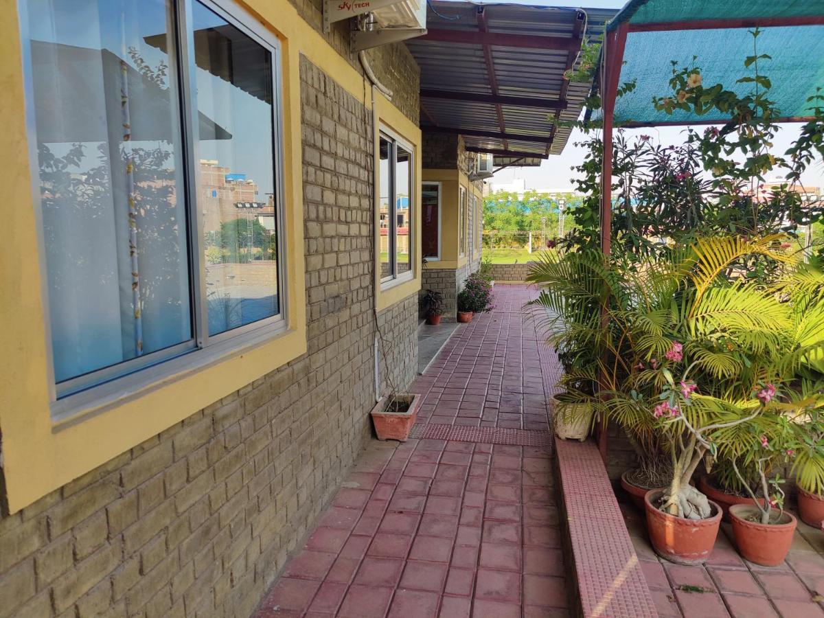 Brick Field Hotel Варанаси Екстериор снимка