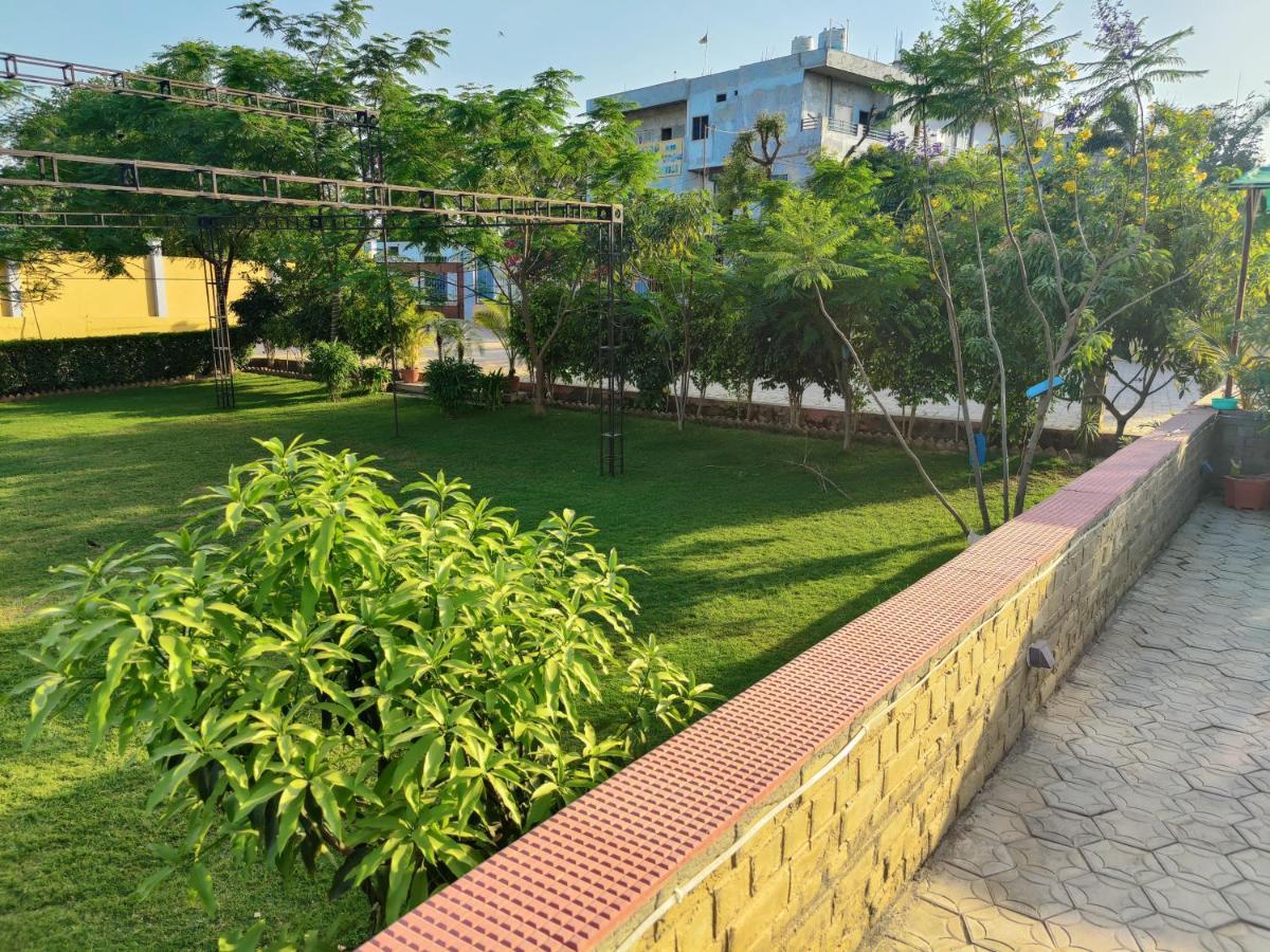 Brick Field Hotel Варанаси Екстериор снимка