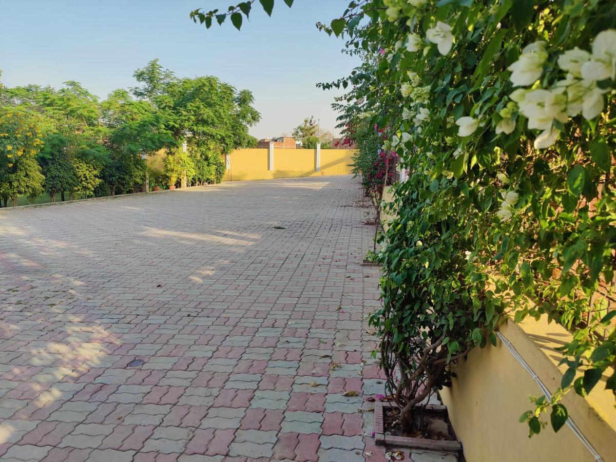 Brick Field Hotel Варанаси Екстериор снимка